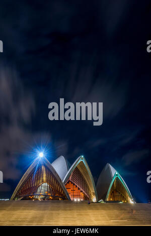 Sydney Opera House mit Treppe in der Nacht mit Mond, Langzeitbelichtung Stockfoto