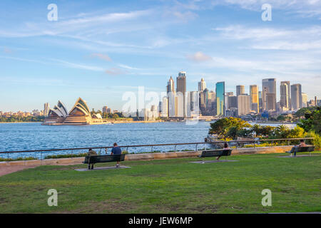 SYDNEY, Australien - APRIL 20: Blick auf die Skyline von Sydney Opera House und Sydney Innenstadt. April 2016 Stockfoto