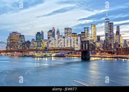 New York Skyline bei Nacht von der Manhattan Bridge Stockfoto