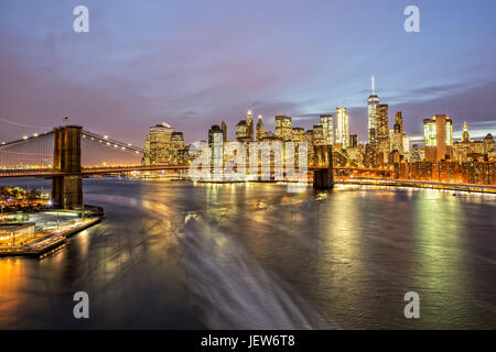 Brooklyn Bridge und Downtown Manhattan bei Nacht