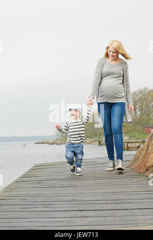 Frau mit Sohn zu Fuß am Steg Stockfoto