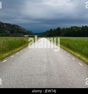 Landstraße unter stimmungsvoller Himmel Stockfoto