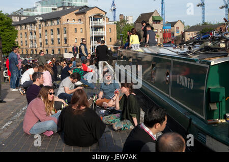 LONDON, ENGLAND - 12. Juli 2017 unbekannte junge Einheimische sitzen entlang der Ufer des Regent es Canal in Hackney, East London, England, UK Stockfoto