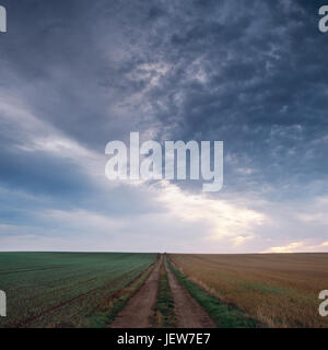 Dirt-Track unter stimmungsvoller Himmel Stockfoto