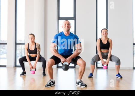 CrossFit Gruppe Training mit Kettlebells im Sportstudio. Fitness und gesunden Lifestyle-Konzept. Stockfoto