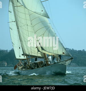 AJAXNETPHOTO. SOLENT, ENGLAND. -KLASSISCHE TUMMELT SICH ENTLANG - DER LUXUS YACHT BELLE AVENTURE UNTER EINER WOLKE DER LEINWAND. FOTO: JONATHAN EASTLAND/AJAX REF: 902106 7 Stockfoto