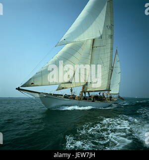 AJAXNETPHOTO. SOLENT, ENGLAND. -KLASSISCHE TUMMELT SICH ENTLANG - DER LUXUS YACHT BELLE AVENTURE UNTER EINER WOLKE DER LEINWAND. FOTO: JONATHAN EASTLAND/AJAX REF: 902106 8 Stockfoto