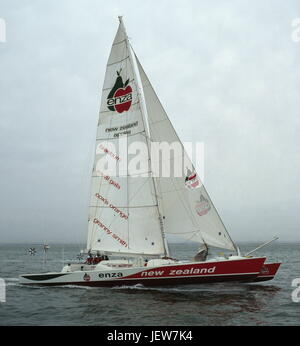 AJAXNETPHOTO. 1993 - SOLENT, ENGLAND - NEUE KATZE AUF PROBEFAHRTEN - ENZA - NEW ZEALAND, SKIPPERED DURCH ROBIN KNOX JOHNSTON UND PETER BLAKE PROBEFAHRTEN VOR IHREM REKORD CIRCUMNAVIGATION VERSUCH UNTERZOGEN. FOTO: JONATHAN EASTLAND/AJAX REF: 930072 Stockfoto