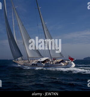 AJAX-NEWS-FOTOS. 1996. SOLENT, ENGLAND. -SUPERYACHT - RON HOLLAND ENTWICKELT JULIET VON ROYAL HUISMAN VON HOLLAND, AUF DEN WEG IN DEN WESTLICHEN SOLENT GEBAUT.  FOTO: JONATHAN EASTLAND/AJAX REF: 930475 Stockfoto