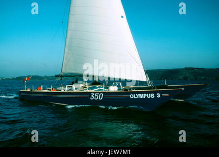 AJAX-NEWS-PHOTOS.1982. PLYMOUTH, ENGLAND. -ROUTE DU RHUM RACE - KATAMARAN OLYMPUS 3 (GBR) MIT SKIPPER VON ROBIN KNOX-JOHNSTON-KÖPFE FÜR SAINT-MALO IN FRANKREICH UND DEM BEGINN DES RENNENS ROUTE DU RHUM. FOTO: JONATHAN EASTLAND/AJAX REF: 60305 8 Stockfoto