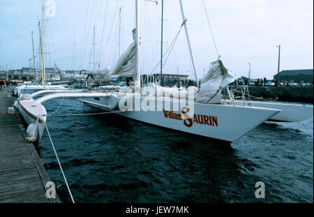 AJAX-NEWS & FEATURE SERVICE. 1982. ST. MALO, FRANKREICH - ROUTE DU RHUM RACE - TRIMARAN WILLIAM SAURIN NEBEN IN DER MARINA VOR RENNEN STARTEN. FOTO: JONATHAN EASTLAND/AJAX REF: 60305 14 Stockfoto