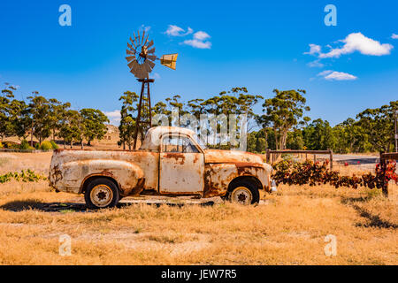 Alte verrostete Ute geparkt auf dem Highway im Clare Valley, South Australia Stockfoto