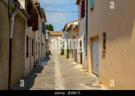 Malerische alte Straße in Aigues-Mortes, Frankreich. Stockfoto