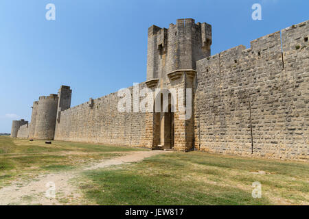 Wehrmauer in Aigues-Mortes, Languedoc-Roussillon, Frankreich. Stockfoto