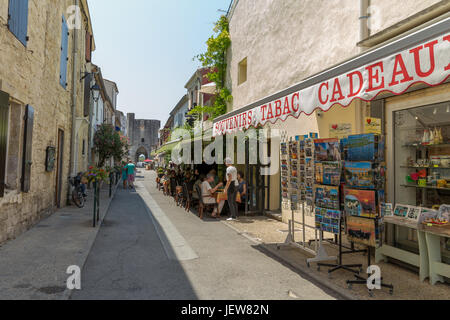 Malerische alte Straße in Aigues-Mortes, Frankreich. Stockfoto