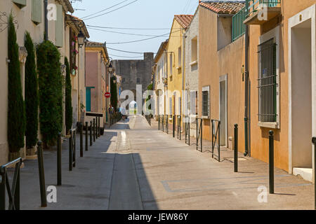 Malerische alte Straße in Aigues-Mortes, Frankreich. Stockfoto