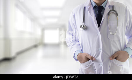 Closeup Arzt im Krankenhaus Kollegen und Hand mit dem Stethoskop Ausrüstung Patienten, medizinische verwischt. Stockfoto