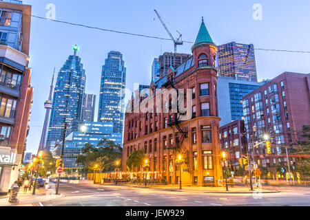 Gooderham Building in Toronto mit CN Tower im Hintergrund Stockfoto