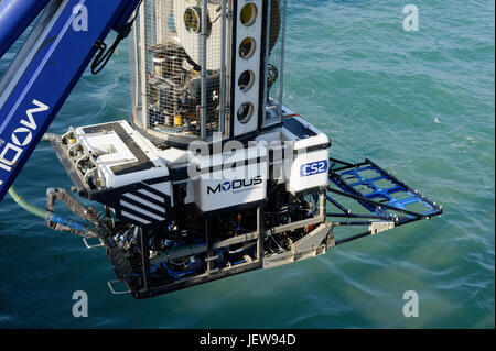 Eine Arbeit Klasse ROV ausgestattet mit einem Unterwasser-Tracking-System wird von einem Schiff in den englischen Kanal in die Rapunzeln Offshore-Windpark bereitgestellt. Stockfoto