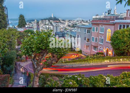 Lombard Street in San Francisco in der Dämmerung als Langzeitbelichtung Stockfoto