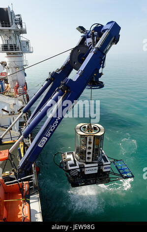 Eine Arbeit Klasse ROV ausgestattet mit einem Unterwasser-Tracking-System wird von einem Schiff in den englischen Kanal in die Rapunzeln Offshore-Windpark bereitgestellt. Stockfoto