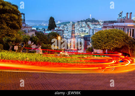 Lombard Street in San Francisco in der Dämmerung als Langzeitbelichtung Stockfoto