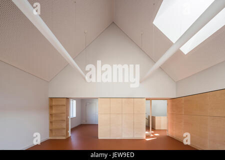 Gemeinschaftsraum im Obergeschoss mit großen Oberlicht. Kindergarten Mitte Kyritz, Kyritz, Deutschland. Architekt: Kleyer Koblitz Letzel Freivogel, 2016. Stockfoto