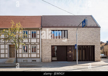 Straßenansicht mit neuen Kindergarten-Erweiterung. Kindergarten Mitte
