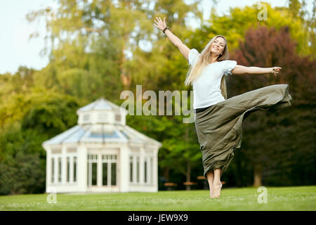Glückliche Frau im park Stockfoto