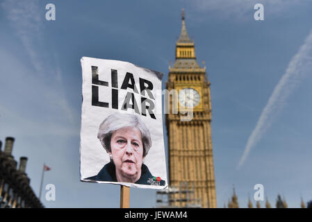 London, UK. 21. Juni 2017. Ein Demonstrant hält ein Anti-Theresa May Zeichen außerhalb des Parlaments, die "Liar Liar" liest. Der "Tag des Zorns" Proteste waren zeitgleich mit der Thronrede organisiert und gegen die neuen konservativen Minderheitsregierung, mit Schwerpunkt auf der jüngsten Grenfell-Feuer-Katastrophe. Die Beschriftung "Liar Liar" verweist auf ein Lied über Theresa May, der die Charts bei den Parlamentswahlen 2017 gekrönt. Bildnachweis: Jacob Sacks-Jones/Alamy Live-Nachrichten. Stockfoto