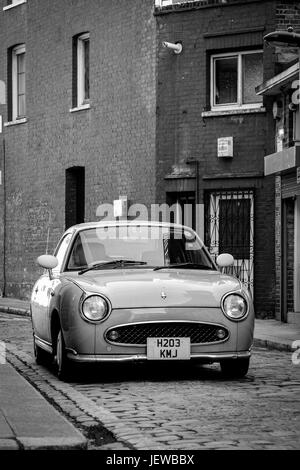 Im Retrostil Nissan Figaro, in einer Seitenstraße, in der Nähe von Kings Cross, London. Stockfoto