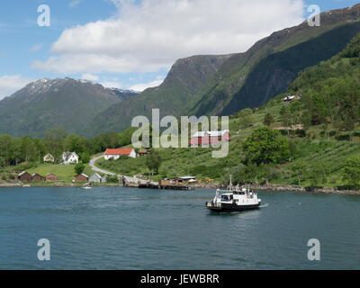 Autofähre über Lustrafjord von Urnes Dorf nach Solvorn Glanz Gemeinde in Sogn Og Fjordane Grafschaft Norwegen Stockfoto