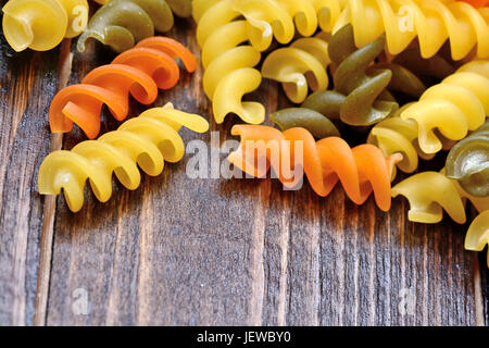 Bunte Nudeln auf Holztisch Stockfoto