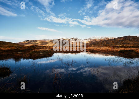 Panorama der Bluestack Mountains in Donegal Irland mit einem See in der Front im Winter mit Schnee bedeckt Stockfoto