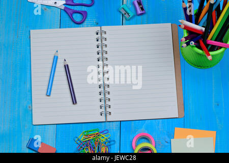 Objekte-Schule auf blauen Holztisch Stockfoto