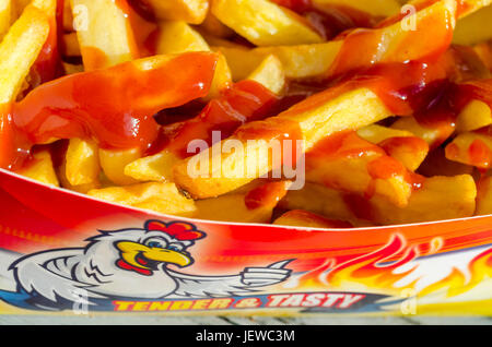 Teil des Take Away Chips mit Tomatensauce Stockfoto