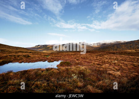 Panorama der Bluestack Mountains in Donegal Irland mit einem See in der Front im Winter mit Schnee bedeckt Stockfoto