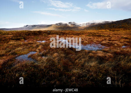 Panorama der Bluestack Mountains in Donegal Irland mit einem See in der Front im Winter mit Schnee bedeckt Stockfoto