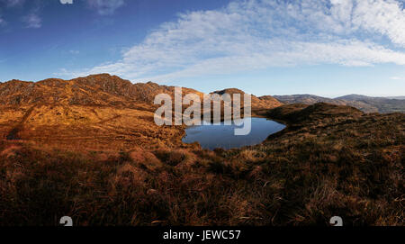 Panorama-Landschaft der Bluestack Mountains in County Donegal Ireland mit einem kleinen See und blauer skyw Stockfoto