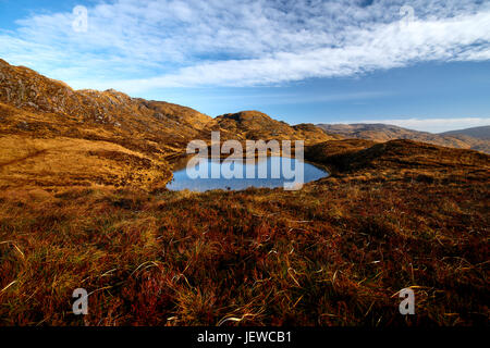 Panorama-Landschaft der Bluestack Mountains in County Donegal Ireland mit einem See und blauer Himmel Stockfoto