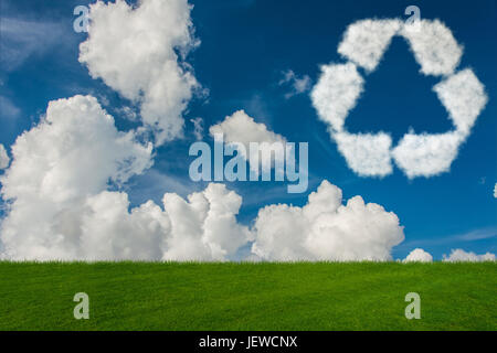 Recycling-Symbol aus Wolken Stockfoto