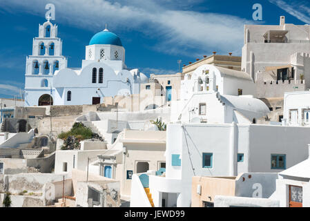Blaue Kuppel und Glocken Turm in Pyrgos, Santorin, Griechenland Stockfoto