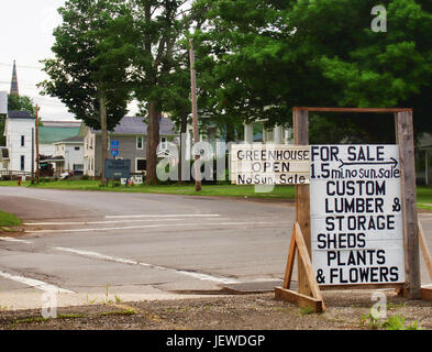 Sackets Harbor, New York, USA. 27. Juni 2017. Das kleine Dorf von Sackets Harbor, New York, an den Ufern des Lake Ontario, mit Werbung Schild Stockfoto