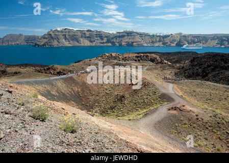 Vulkanische Insel Nea Kameni, Santorini im Hintergrund, Griechenland Stockfoto