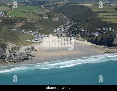 Tolle Aussicht auf die kornische Dorf Porthtowan auf Nordatlantik Küste Cornwalls. Stockfoto