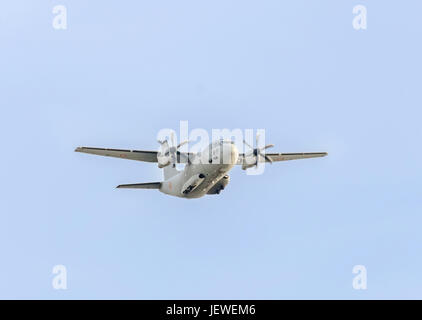 BUKAREST, RUMÄNIEN - 5. SEPTEMBER 2015. Flugzeug C-27-J spartanisch in den blauen Himmel fliegen, Nahaufnahme Flugzeug, isoliert, Stockfoto