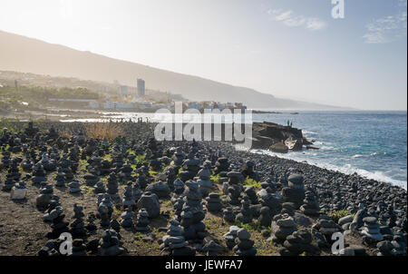 Sonnenuntergang am Puerto De La Cruz Zen Steinen Küste, Teneriffa Stockfoto