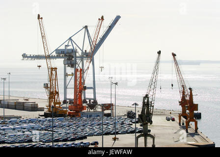 Krane in den Handelshafen von Setúbal. Portugal Stockfoto