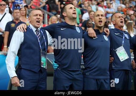 England-Manager Aidy Boothroyd singt die Nationalhymne, bevor die UEFA-U21-Europameisterschaft, Semi Final im Stadion Miejski, Tychy entsprechen. Stockfoto