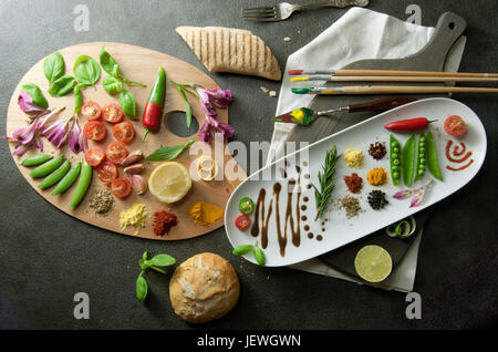 Maler Essen Würze Palette mit bunten Kräuter Gewürze und frische Zutaten Stockfoto